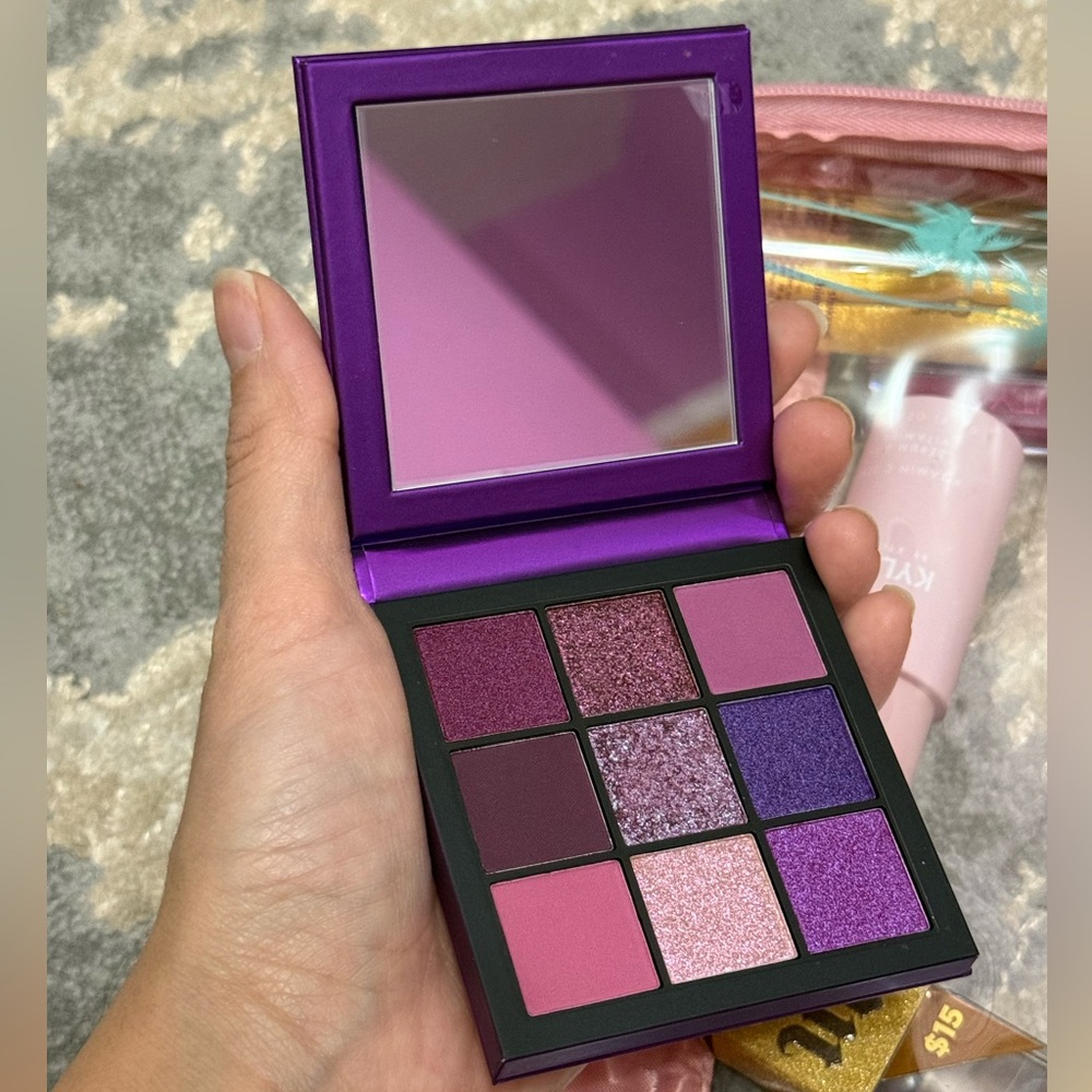 HUDA BEAUTY Purple and Pink Eyeshadow Palette
